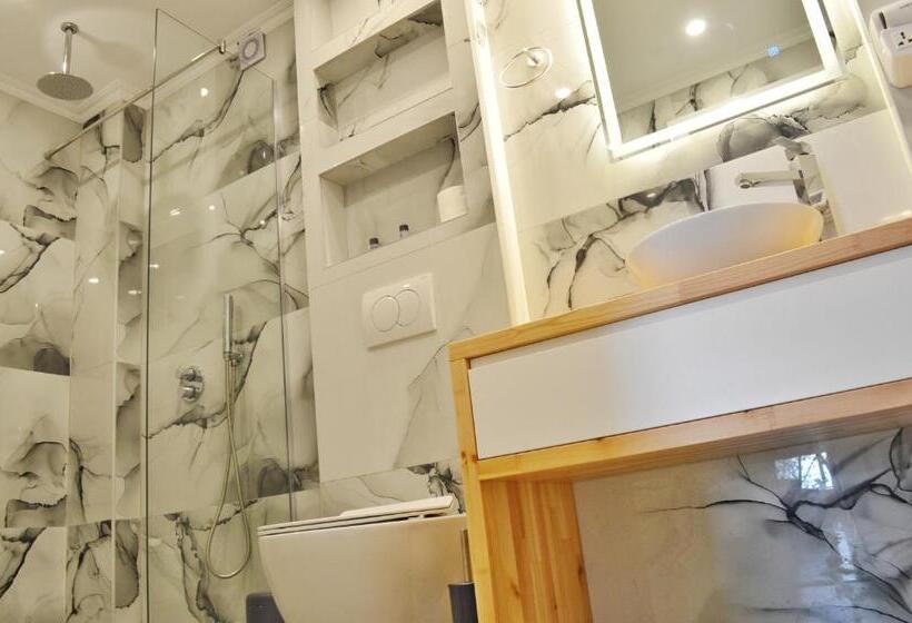 اتاق لوکس سه تخته, Velco Bb Himara