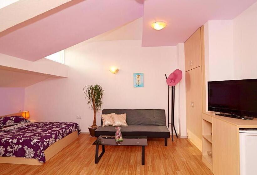 标准工作室带阳台, Batak Studio