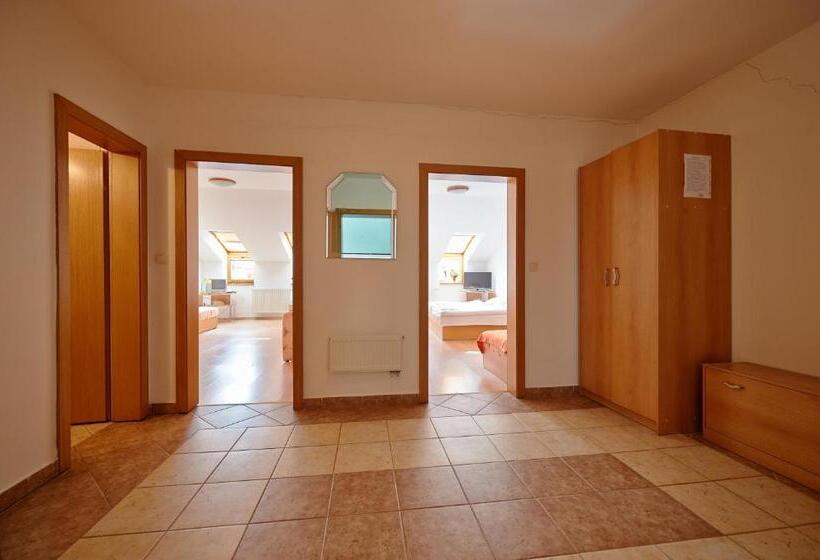 غرفة عائلية, Penzión A Reštaurácia U Jeleňa