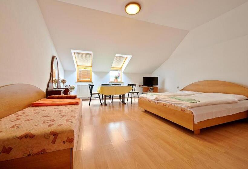 جناح, Penzión A Reštaurácia U Jeleňa