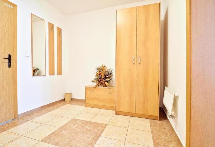 جناح, Penzión A Reštaurácia U Jeleňa