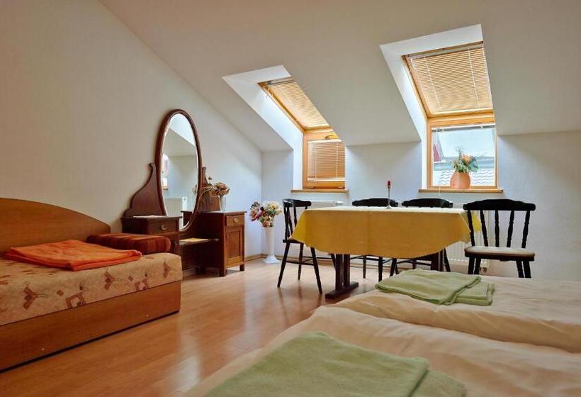 جناح, Penzión A Reštaurácia U Jeleňa