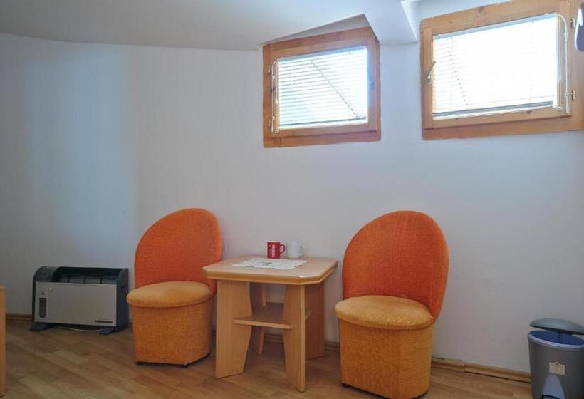 غرفة إقتصادية, Penzión A Reštaurácia U Jeleňa