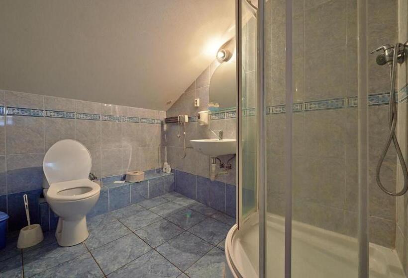 غرفة إقتصادية, Penzión A Reštaurácia U Jeleňa