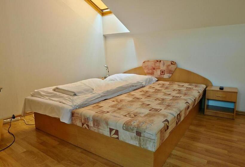 غرفة إقتصادية, Penzión A Reštaurácia U Jeleňa