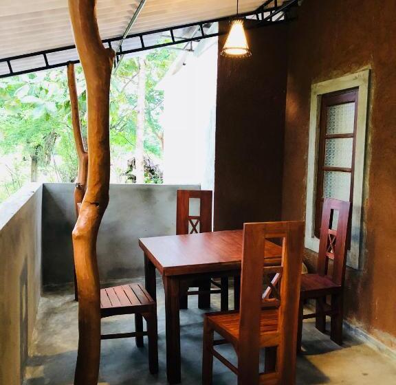 Junior Familjesvit, The Summer Corridor   Kataragama