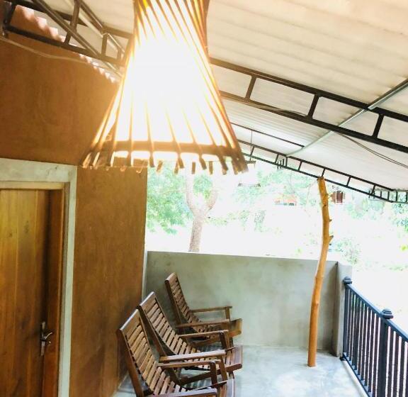 Junior Familjesvit, The Summer Corridor   Kataragama