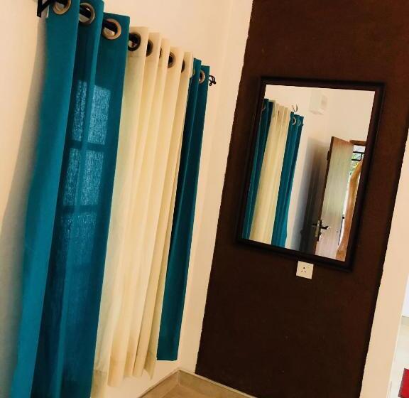 Junior Familjesvit, The Summer Corridor   Kataragama