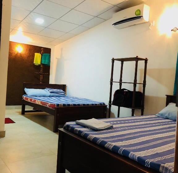 Junior Familjesvit, The Summer Corridor   Kataragama