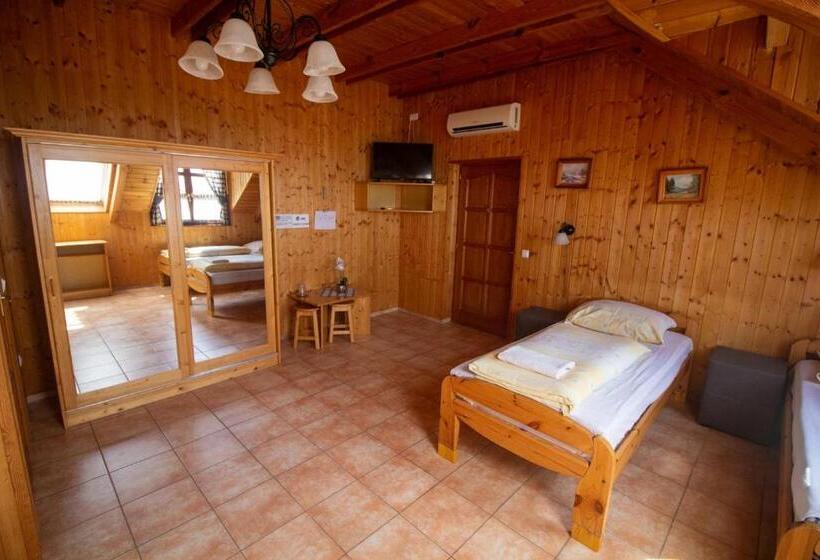 4인용 스탠다드 룸, Radics Panzió étterem és Pihenő Központ