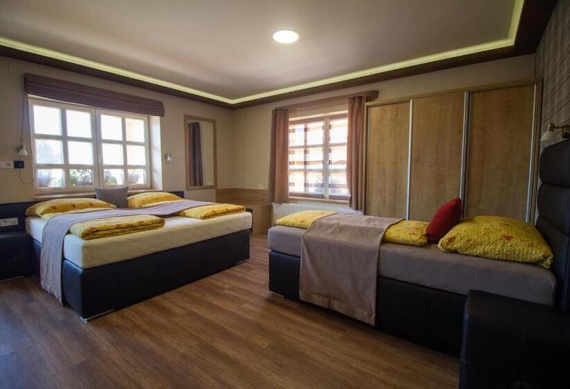 패밀리 룸, Radics Panzió étterem és Pihenő Központ