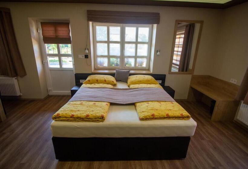 패밀리 룸, Radics Panzió étterem és Pihenő Központ