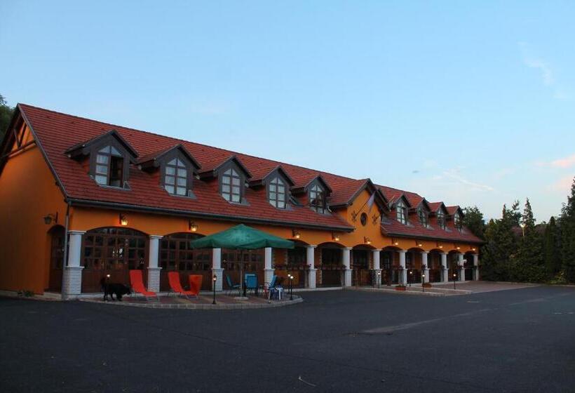 4인용 스탠다드 룸, Radics Panzió étterem és Pihenő Központ