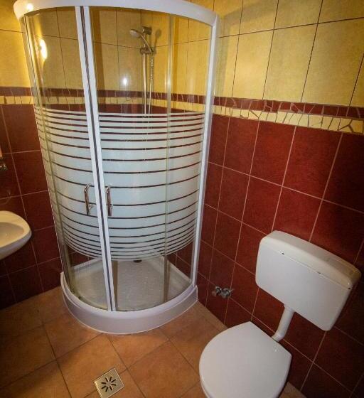 4인용 스탠다드 룸, Radics Panzió étterem és Pihenő Központ