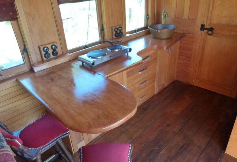 带2个卧室的公寓, Wacky Stays   Unique Farm Stay Glamping Rentals, Free Animal Feeding Tours