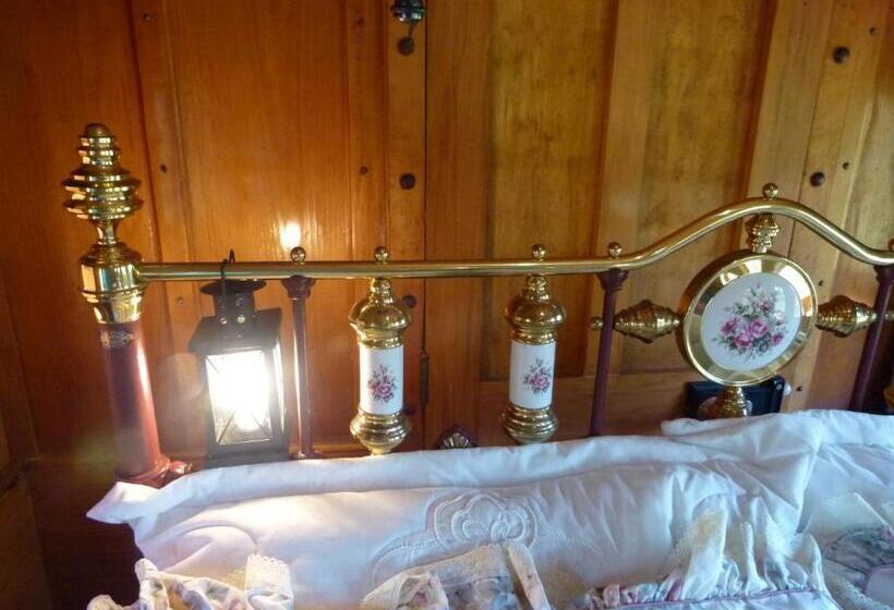 带2个卧室的公寓, Wacky Stays   Unique Farm Stay Glamping Rentals, Free Animal Feeding Tours