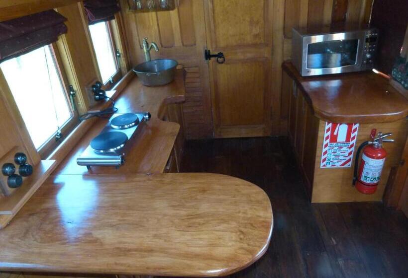 带2个卧室的公寓, Wacky Stays   Unique Farm Stay Glamping Rentals, Free Animal Feeding Tours