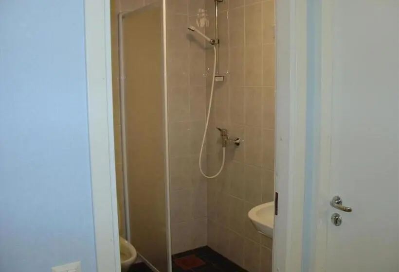 اتاق استاندارد با سرویس بهداشتی مشترک, Kuressaare Airport Guest House