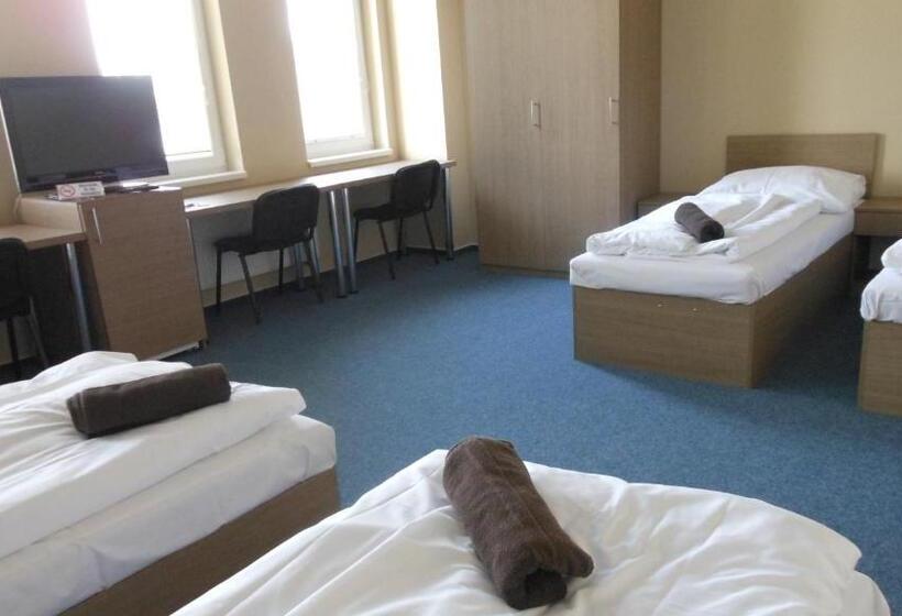 חדר סטנדרט לארבעה, Penzion S Wellness Uherské Hradiště