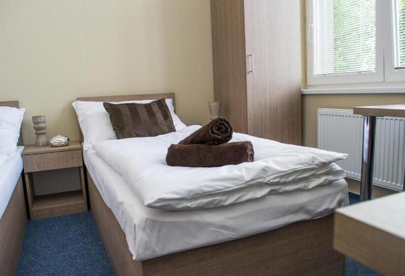 اتاق استاندارد سه تخته با سرویس بهداشتی مشترک, Penzion S Wellness Uherské Hradiště