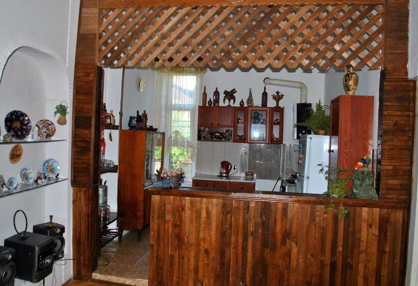 اتاق اکونومی, Tamar Guest House