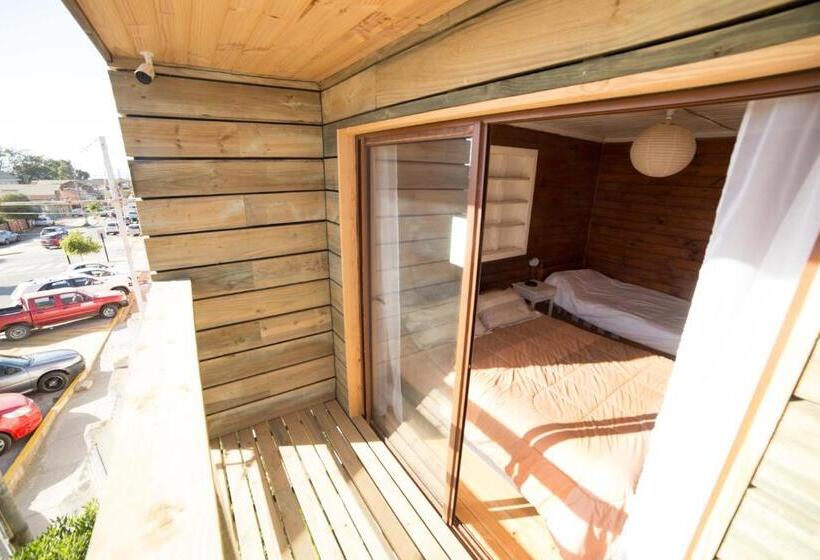 バスルーム共有のトリプルスタンダード, Hostel Moreno