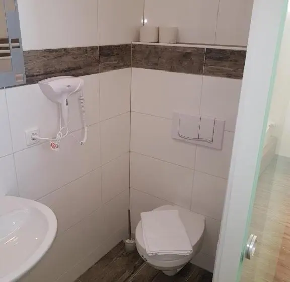 Quarto Triplo Standart, Pension Central Semmering
