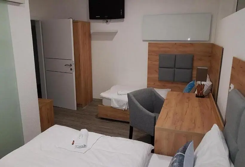 Quarto Triplo Standart, Pension Central Semmering