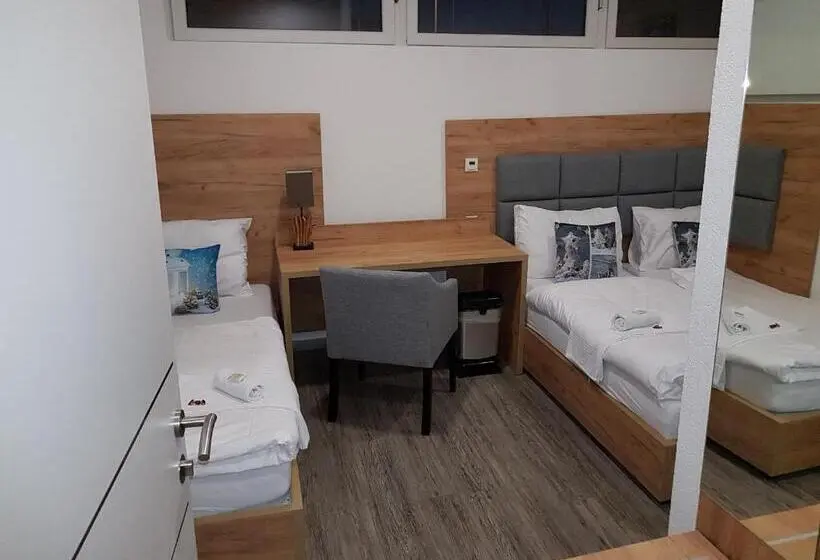 Quarto Triplo Standart, Pension Central Semmering