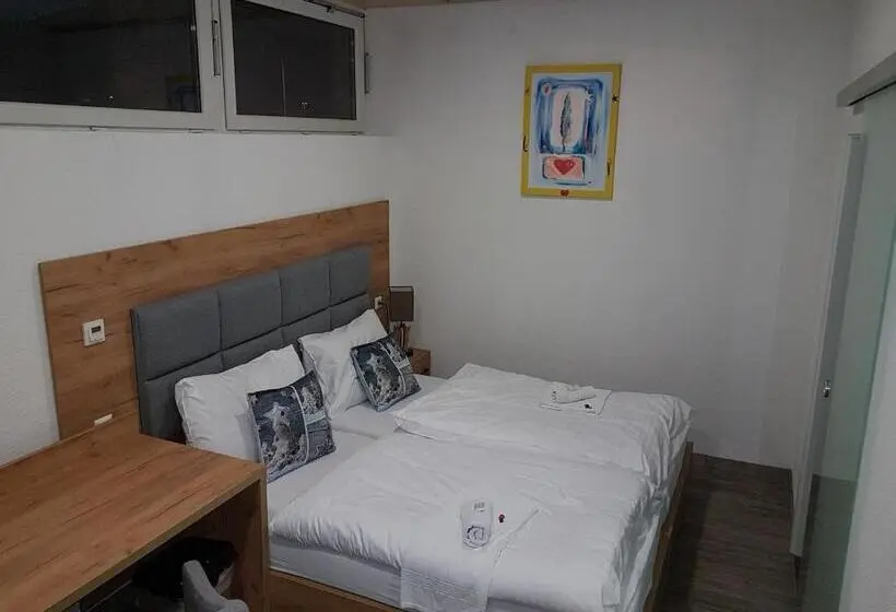 Quarto Triplo Standart, Pension Central Semmering