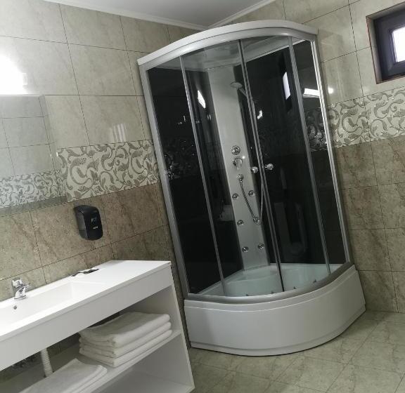 חדר משפחתי, Pensiunea Memy