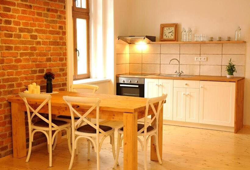 1 Szobás Apartman, Time Cafe & Penzion