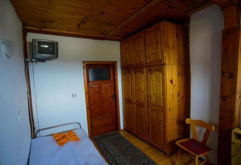Quarto Triplo Estandar, Topuzovi Guest House