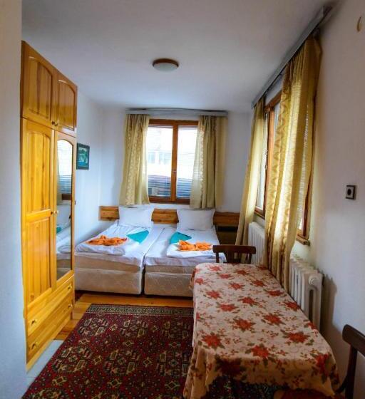 Quarto Triplo Estandar, Topuzovi Guest House