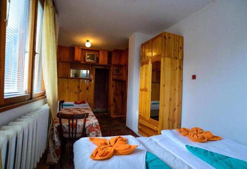 Quarto Triplo Estandar, Topuzovi Guest House