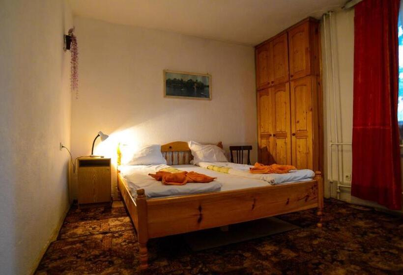 家庭间, Topuzovi Guest House