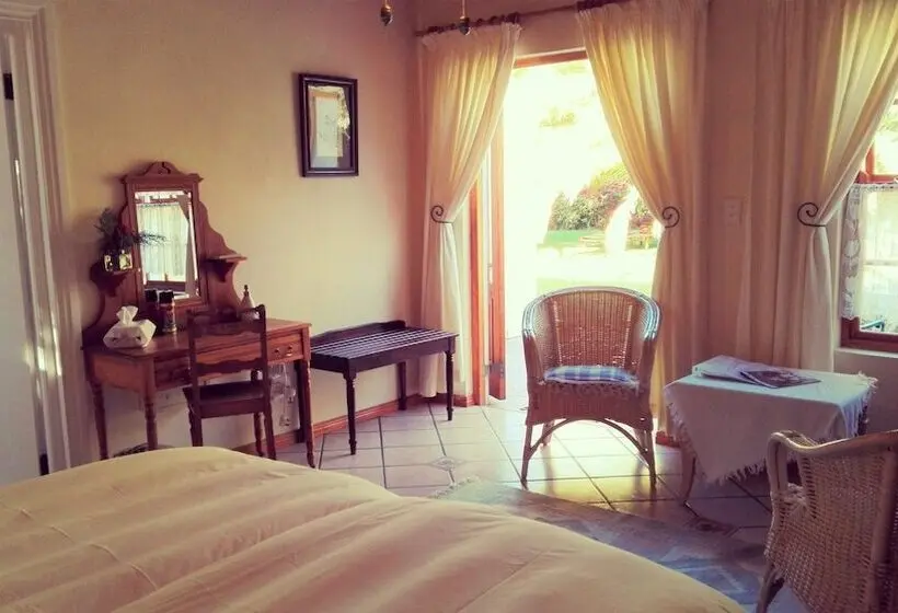プールビュースタンダードルーム, Saxecoburg Lodge