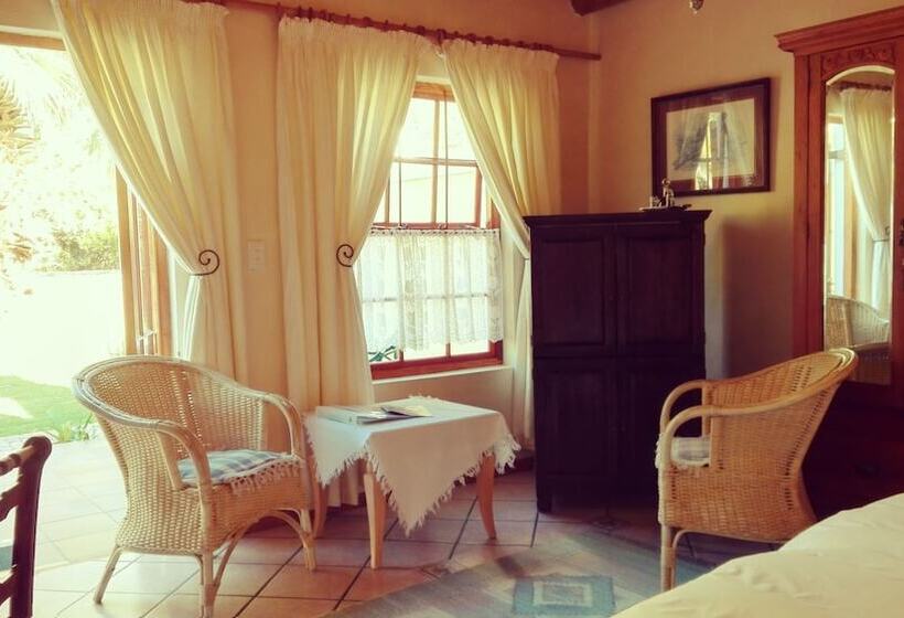 غرفة قياسية مطلّة علي حمام السباحة, Saxecoburg Lodge