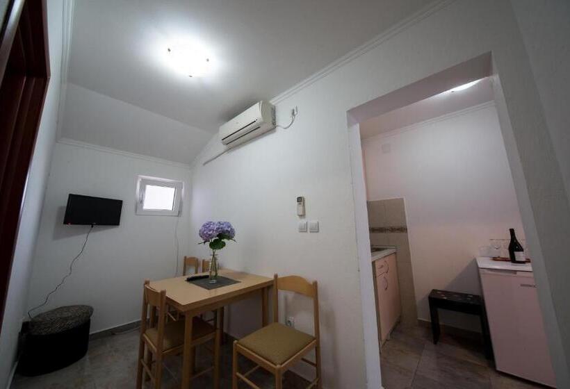 شقة غرفتين نوم مطلة على الحديقة, Apartments Pavićević