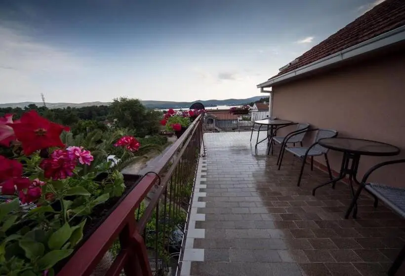 استودیوی استاندارد, Apartments Pavićević