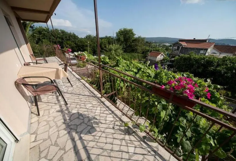 اتاق استاندارد سه تخته با سرویس بهداشتی مشترک, Apartments Pavićević