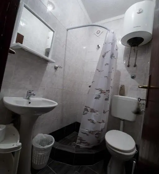 اتاق استاندارد سه تخته با سرویس بهداشتی مشترک, Apartments Pavićević