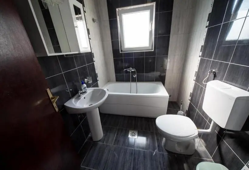 اتاق استاندارد سه تخته با سرویس بهداشتی مشترک, Apartments Pavićević