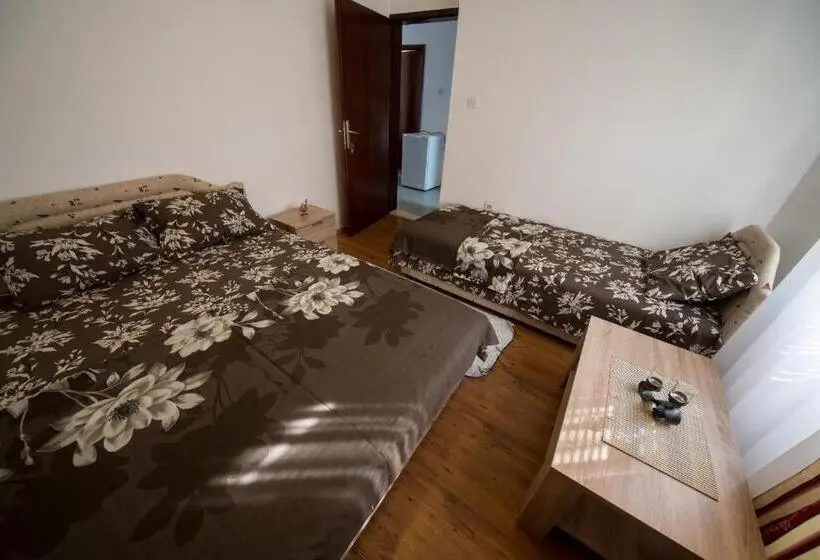اتاق استاندارد سه تخته با سرویس بهداشتی مشترک, Apartments Pavićević
