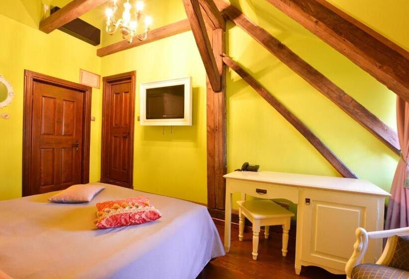 Habitaci�n Est�ndar Abuhardillada, Casa Georgius Krauss Sighisoara