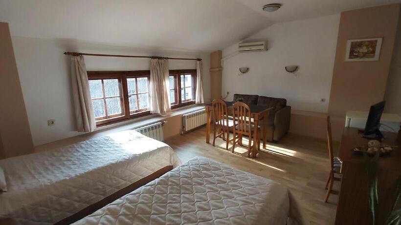 استودیوی استاندارد, Citadel Guest House