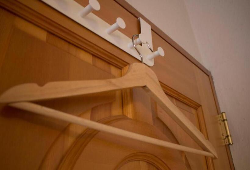 اتاق لوکس یک تخته, Tong Stay