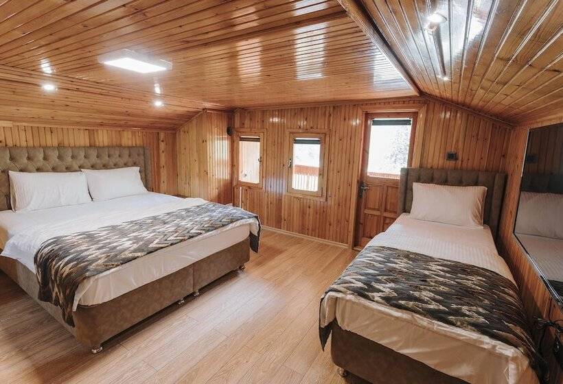 חדר קומפורט לשלושה, Iskalita Otel