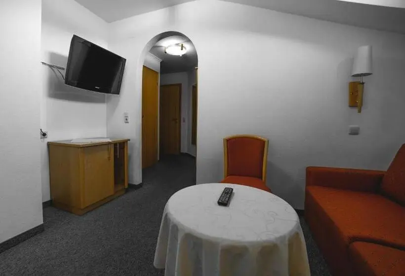 ファミリーステューディオ, Landhaus Neumayr