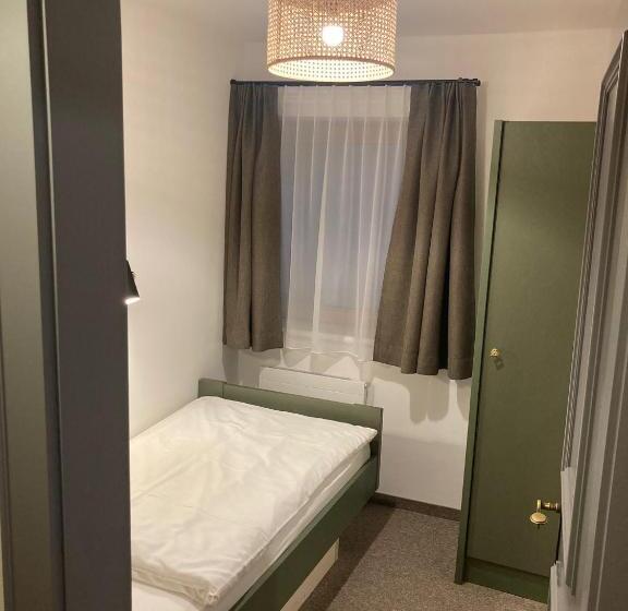 带阳台两卧公寓, Rosi`s